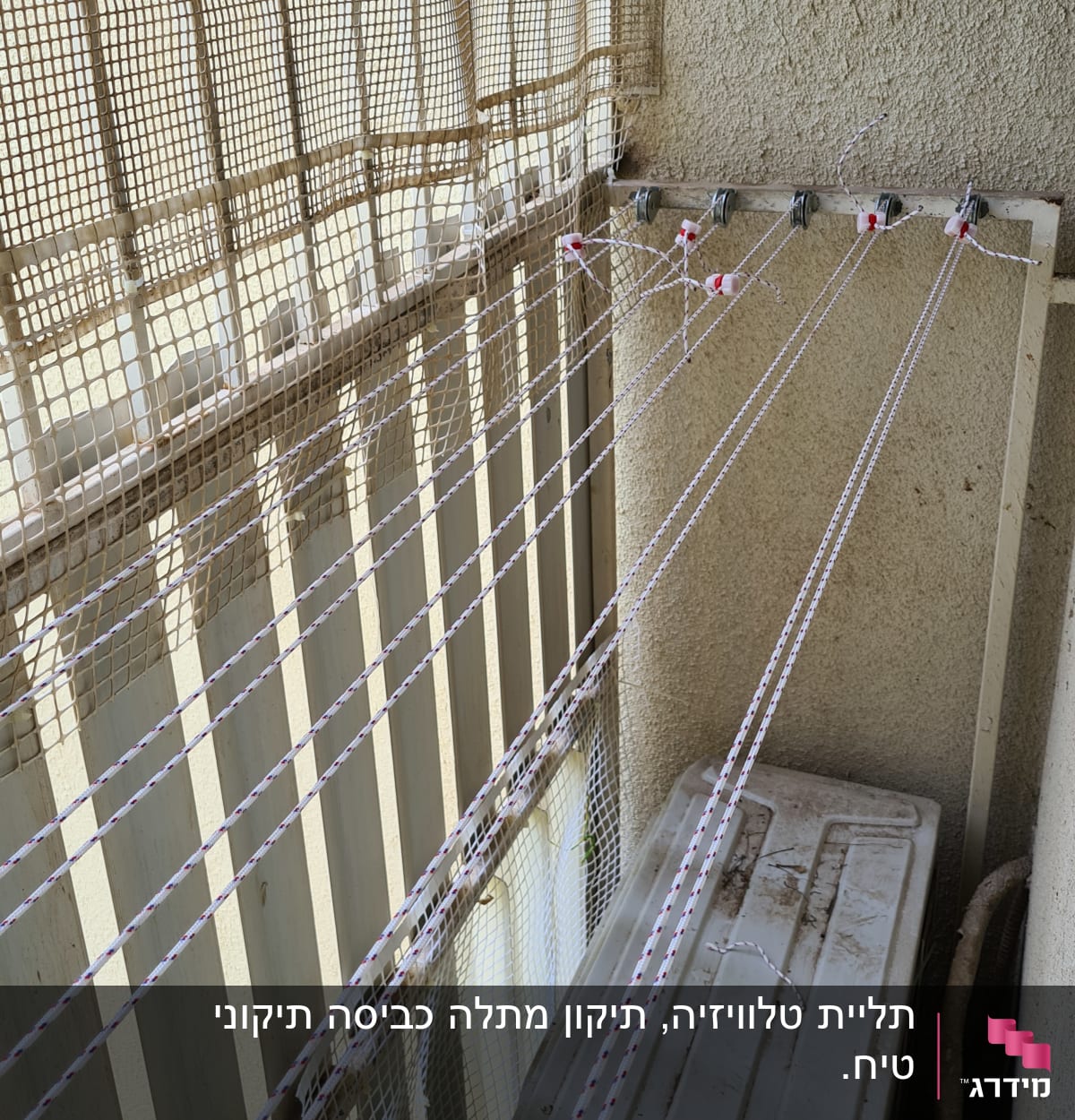 חבלים תלויים על גלגלות במרפסת